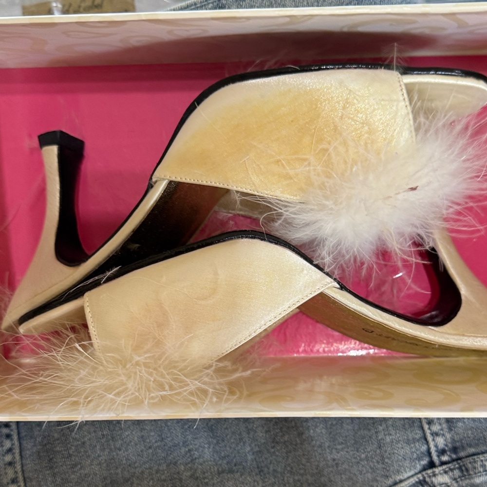 Victoria's Secret ivory Maribo hour glam heels
Vintage new never worn.
